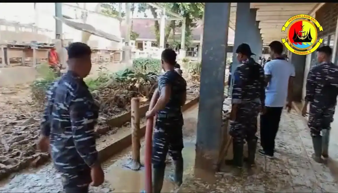 prajurit-kodaeral-ii-melaksanakan-pembersihan-lanjutan-pasca-banjir-di-lubuk-minturun-dan-sman-12-padang