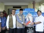 mendagri-tito-karnavian-serahkan-bantuan-untuk-warga-terdampak-bencana-di-sumbar