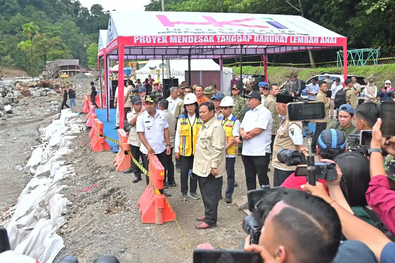 presiden-prabowo-tinjau-langsung-jalan-nasional-putus-di-lembah-anai