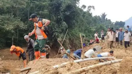 dibalik-hujatan,-tim-bnpb-berjuang-tanpa-henti-bantu-korban-bencana
