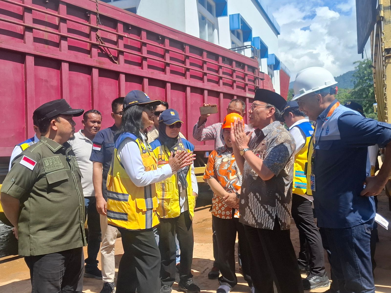 pemko-padang-terima-260-batang-pipa-dari-kementerian-pu-untuk-jaringan-perumda-am