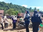 mahasiswa-unbrah-dengan-formasi-berkelompok-bantu-warga-terdampak-di-batu-busuak