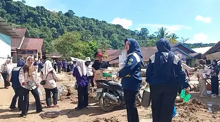 mahasiswa-unbrah-dengan-formasi-berkelompok-bantu-warga-terdampak-di-batu-busuak