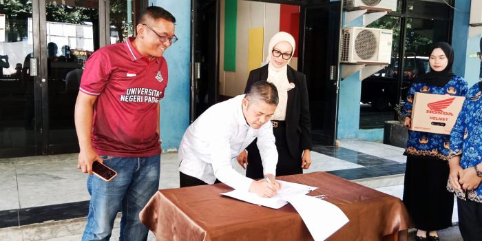 dispora-hibahkan-peralatan,-koni-padang-tingkatkan-prestasi-olahraga