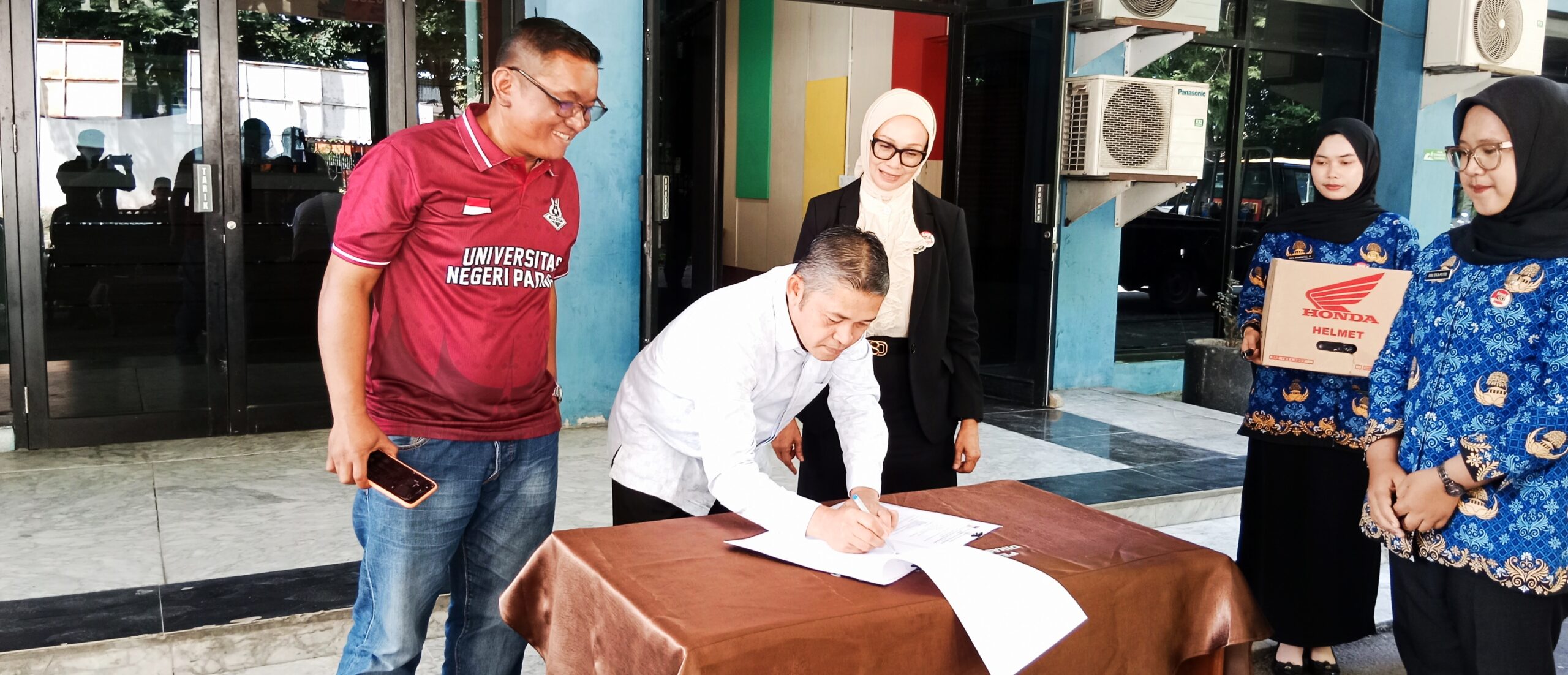 dispora-hibahkan-peralatan,-koni-padang-tingkatkan-prestasi-olahraga