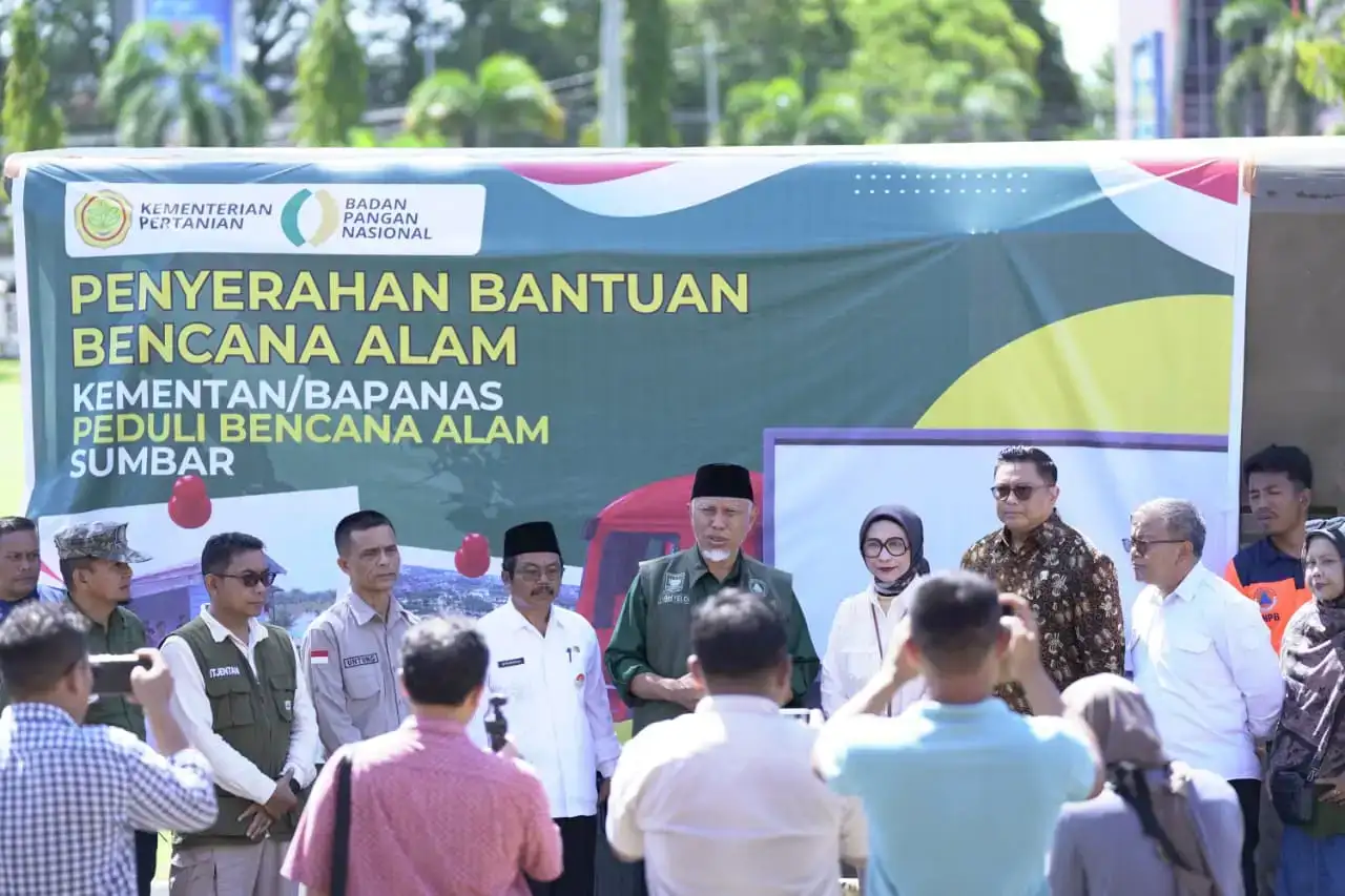 gubernur-mahyeldi-terima-bantuan-kemanusiaan-tahap-ii-dari-kementan-untuk-korban-bencana-di-sumbar