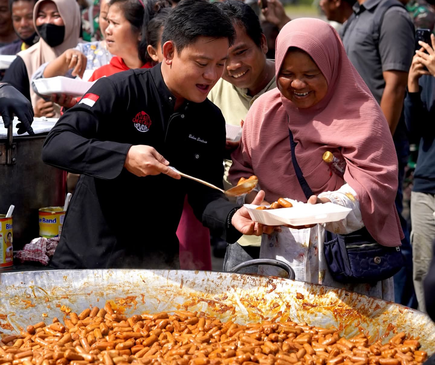 bobon-santoso-10-ribu-porsi-untuk-korban-bencana-di-padang bobon-santoso-10-ribu-porsi-untuk-korban-bencana-di-padang