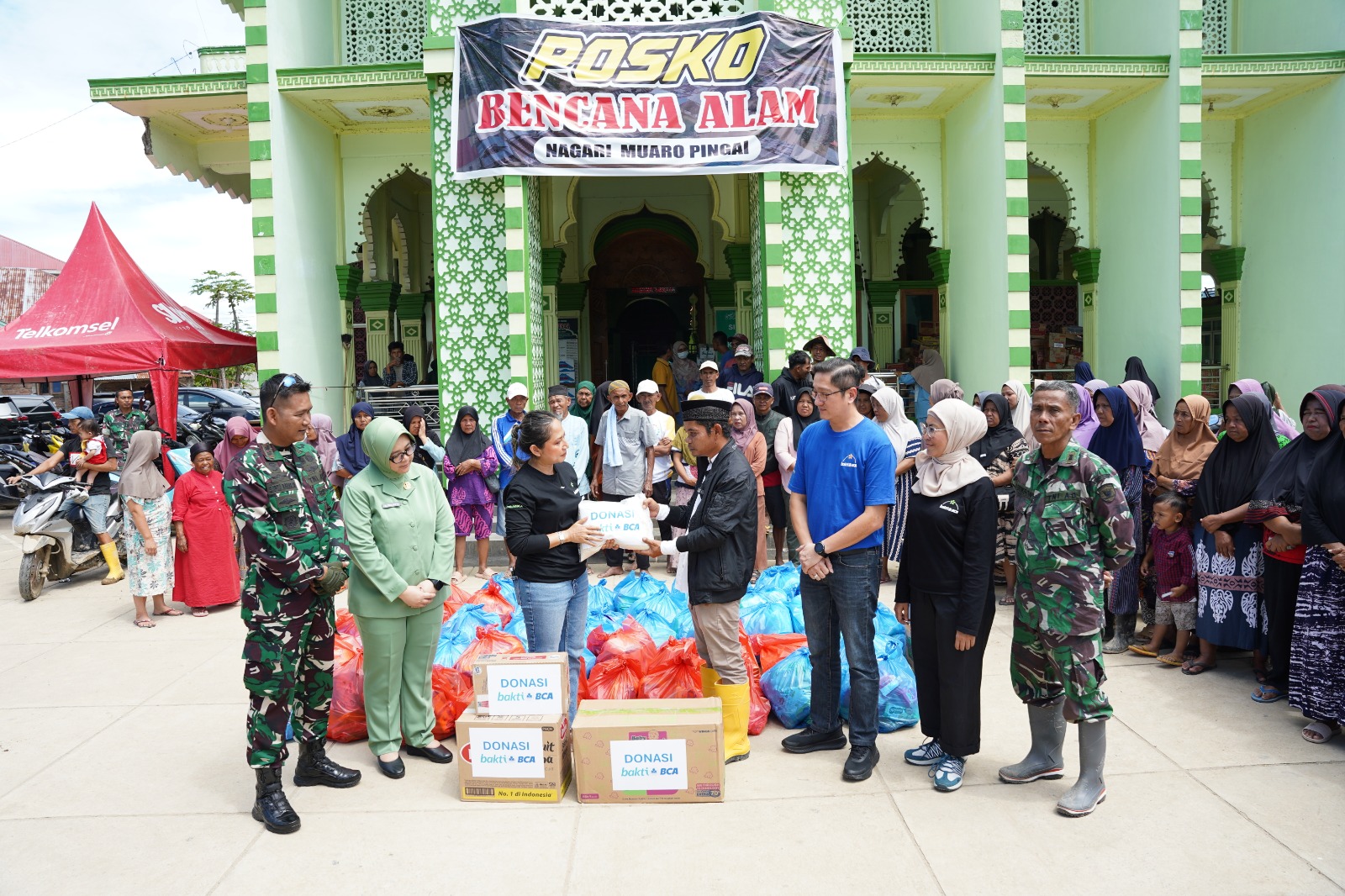 pemulihan-korban-bencana-sumbar,-bca-salurkan-langsung-bantuan-kemanusiaan