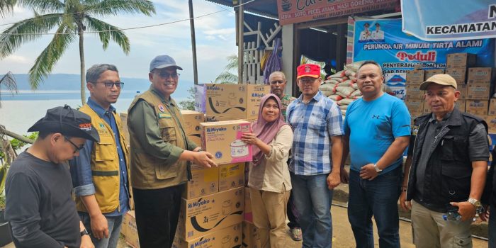 banjir-bandang-malalo,-sekdaprov-sumbar-salurkan-bantuan-logistik