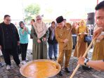 pemko-padang-siapkan-1.500-paket-rendang-untuk-korban-bencana