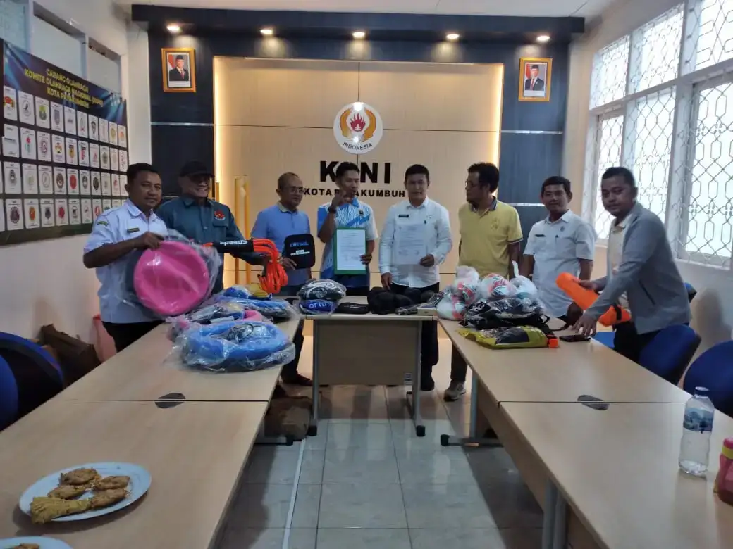 koni-payakumbuh-serahkan-bantuan-kepada-afkot,-yengki-otrio-:-semoga-dapat-dikoversi-menjadi-prestasi!