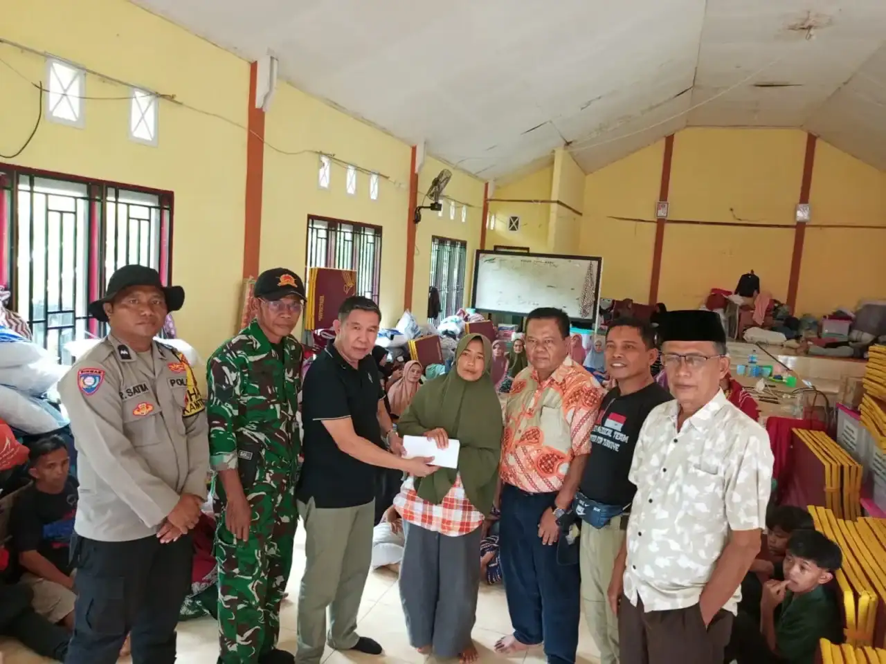 sekjen-dpp-pkps-bakri-m-salurkan-santunan-untuk-99-kk-terdampak-bencana-di-bayang-utara