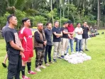 bbc-batangkapas-dan-kobar-fc-kambang-semakin-menyala,-dpp-pkps-dan-hkb-serahkan-bantuan-kostum-dan-bola