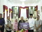 gubernur-mahyeldi-terima-bantuan-rp87,5-juta-dari-bgn-untuk-korban-bencana-di-sumbar