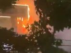 api-lalap-reklame-sarinah-thamrin,-petugas-damkar-berjibaku-padamkan