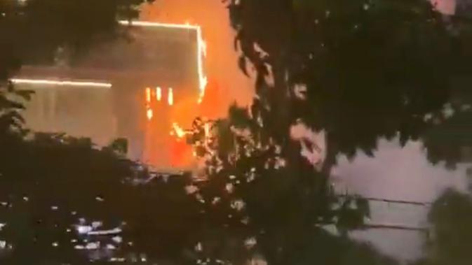 api-lalap-reklame-sarinah-thamrin,-petugas-damkar-berjibaku-padamkan