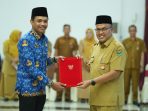 ingatkan-disiplin-dan-etos-kerja,-sekdaprov-sumbar-arry-yuswandi-serahkan-sk-117-pppk-paruh-waktu
