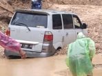 agam-diterjang-banjir,-longsor-lumpuhkan-akses,-mobil-terjebak-material