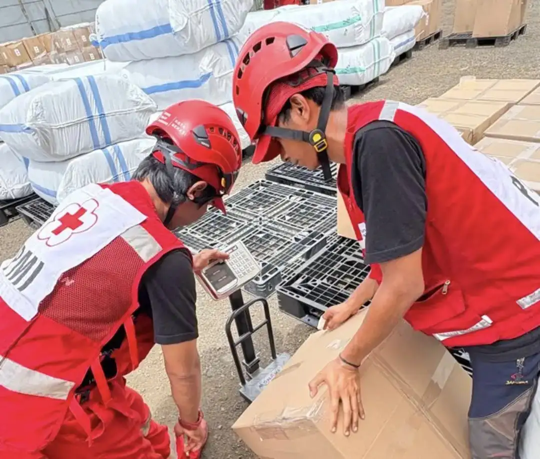 fokus-bersihkan-sisa-banjir-sumatera-dan-aceh,-pmi-kirim-puluhan-ribu-cangkul-dan-sekop-serta-puluhan-excavator