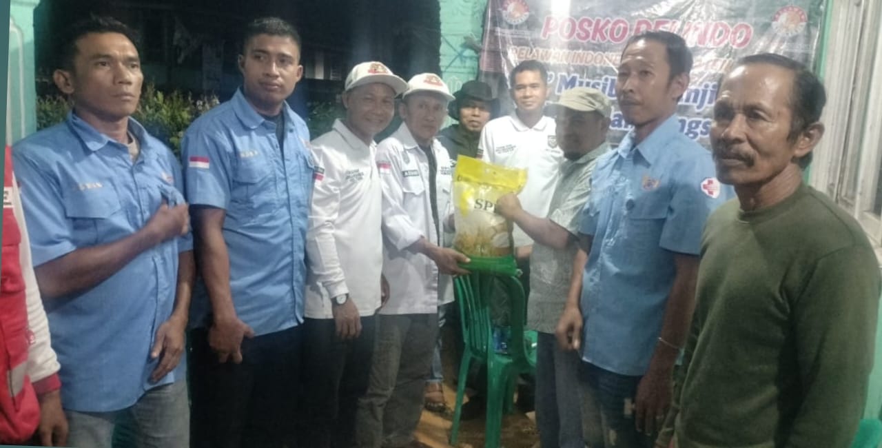 Kabupaten Solok, Sumatera Barat, menerima bantuan kemanusiaan senilai sekitar Rp50 juta dari rombongan kepala desa dan relawan dari Kabupaten Merangin, Jambi, Minggu (7/12) malam. Kabupaten Solok, Sumatera Barat, menerima bantuan kemanusiaan senilai sekitar Rp50 juta dari rombongan kepala desa dan relawan dari Kabupaten Merangin, Jambi, Minggu (7/12) malam.