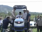 gubernur-mahyeldi-serahkan-bantuan-alsintan-untuk-kelompok-tani-di-kabupaten-solok
