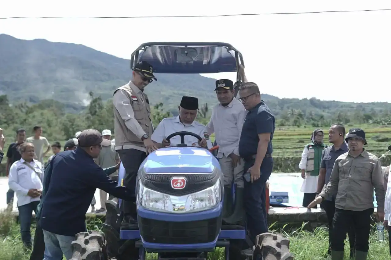gubernur-mahyeldi-serahkan-bantuan-alsintan-untuk-kelompok-tani-di-kabupaten-solok
