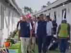 warga-tamiang-berjubel-menunggu-prabowo,-rencananya-penyerahan-huntara-kepada-korban-banjir