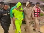 puluhan-warga-pasar-lalang-gowo-termasuk-lansia-dievakuasi-polisi-akibat-banjir-sungai-batang-kuranji