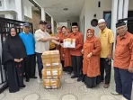 pwri-sumbar-serahkan-pakaian-baru-untuk-warga-terdampak-banjir-di-kabupaten-agam