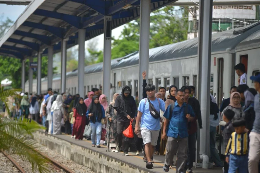 kai-sumbar-tingkatkan-frekuensi,-jumlah-penumpang-nataru-alami-kenaikan kai-sumbar-tingkatkan-frekuensi,-jumlah-penumpang-nataru-alami-kenaikan