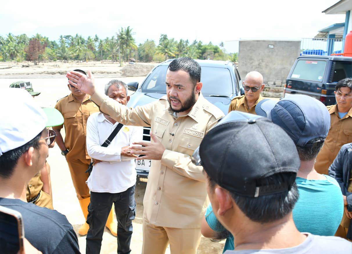 wako-fadly-amran-dampingi-sestama-bnpb-tinjau-kondisi-warga-terdampak-bencana