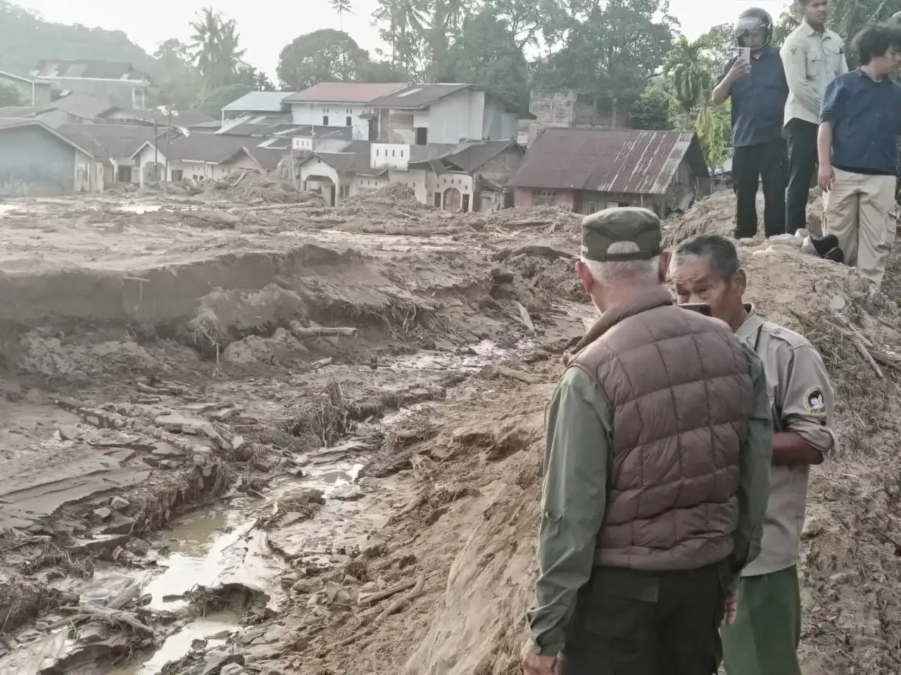gubernur-sumbar-minta-bws-sumatera-v-segera-turunkan-alat-berat-untuk-menormalisasi-sungai-terdampak-bencana