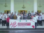 gubernur-mahyeldi-terima-bantuan-rp4,56-miliar-dari-batam-untuk-warga-terdampak-bencana