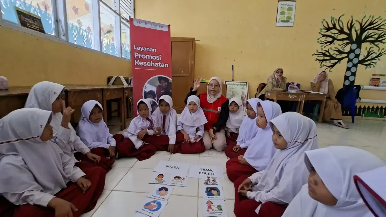 aktifitas-sekolah-sudah-dimulai,-pmi-ajak-siswa-siswi-lakukan-giat-hidup-bersih-dan-sehat aktifitas-sekolah-sudah-dimulai,-pmi-ajak-siswa-siswi-lakukan-giat-hidup-bersih-dan-sehat