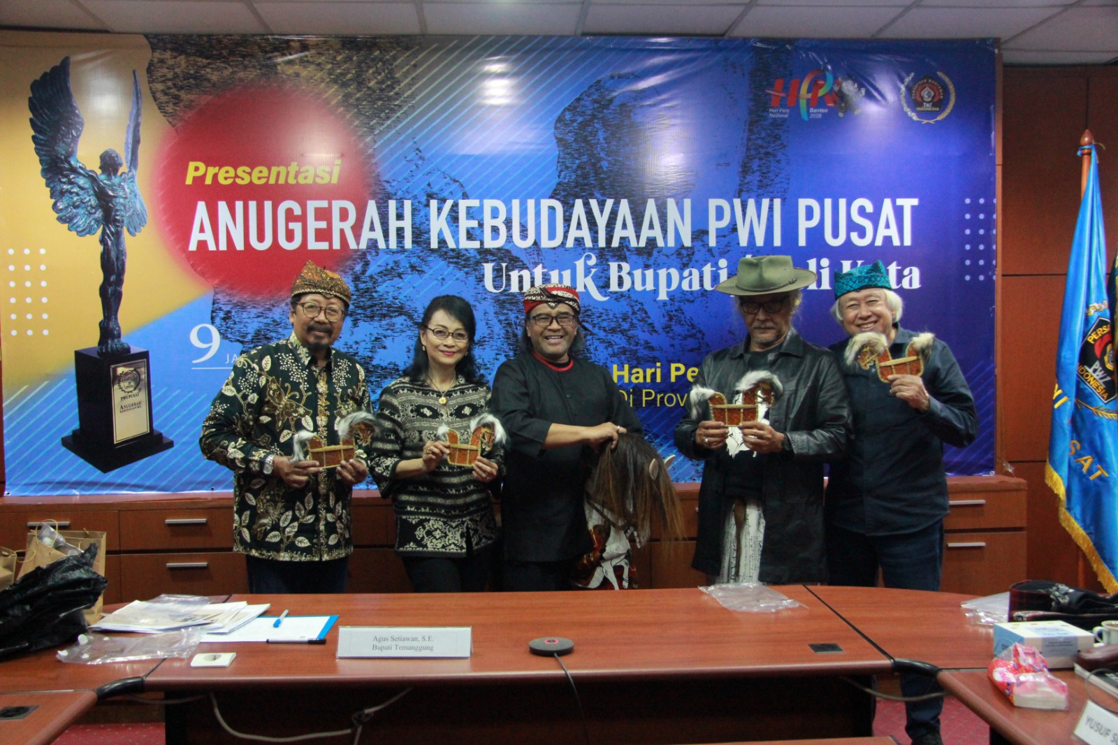 10-kepala-daerah-dan-3-wartawan-raih-trofi-abyakta-di-hari-pers-2026 10-kepala-daerah-dan-3-wartawan-raih-trofi-abyakta-di-hari-pers-2026