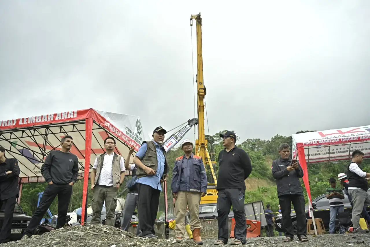 gubernur-mahyeldi-tinjau-perbaikan-jembatan-kembar-padang-panjang,-target-rampung-jelang-lebaran