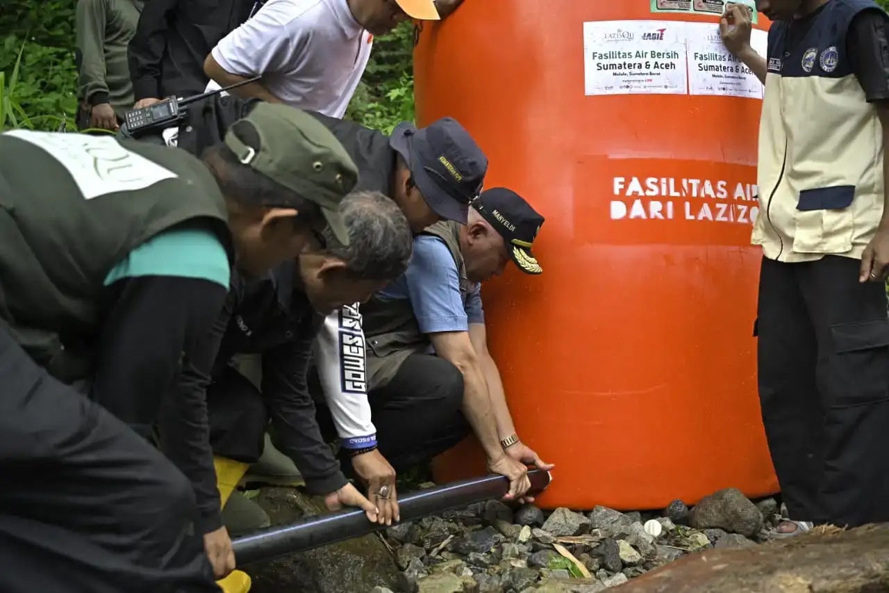 gubernur-mahyeldi-hadiri-pemasangan-pipanisasi-air-bersih-untuk-warga-terdampak-banjir-bandang-di-tanah-datar