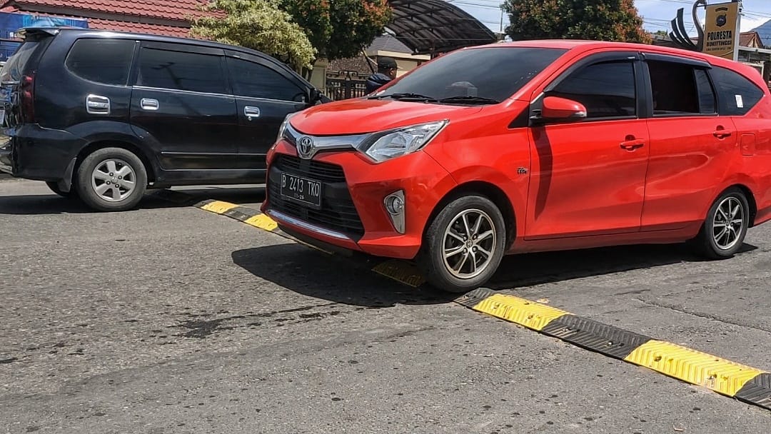 dishub-bukittinggi-akui-polisi-tidur-di-jalan-sudirman-tidak-sesuai-aturan