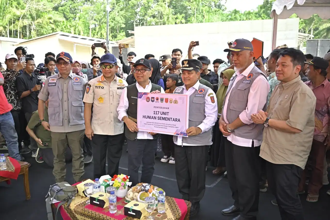 gubernur-mahyeldi-dampingi-menko-pmk-resmikan-hunian-sementara-bagi-korban-bencana-di-sumbar