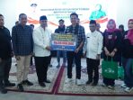al-azhar-bsd-ulurkan-bantuan,-korban-banjir-padang-panjang-tersenyum