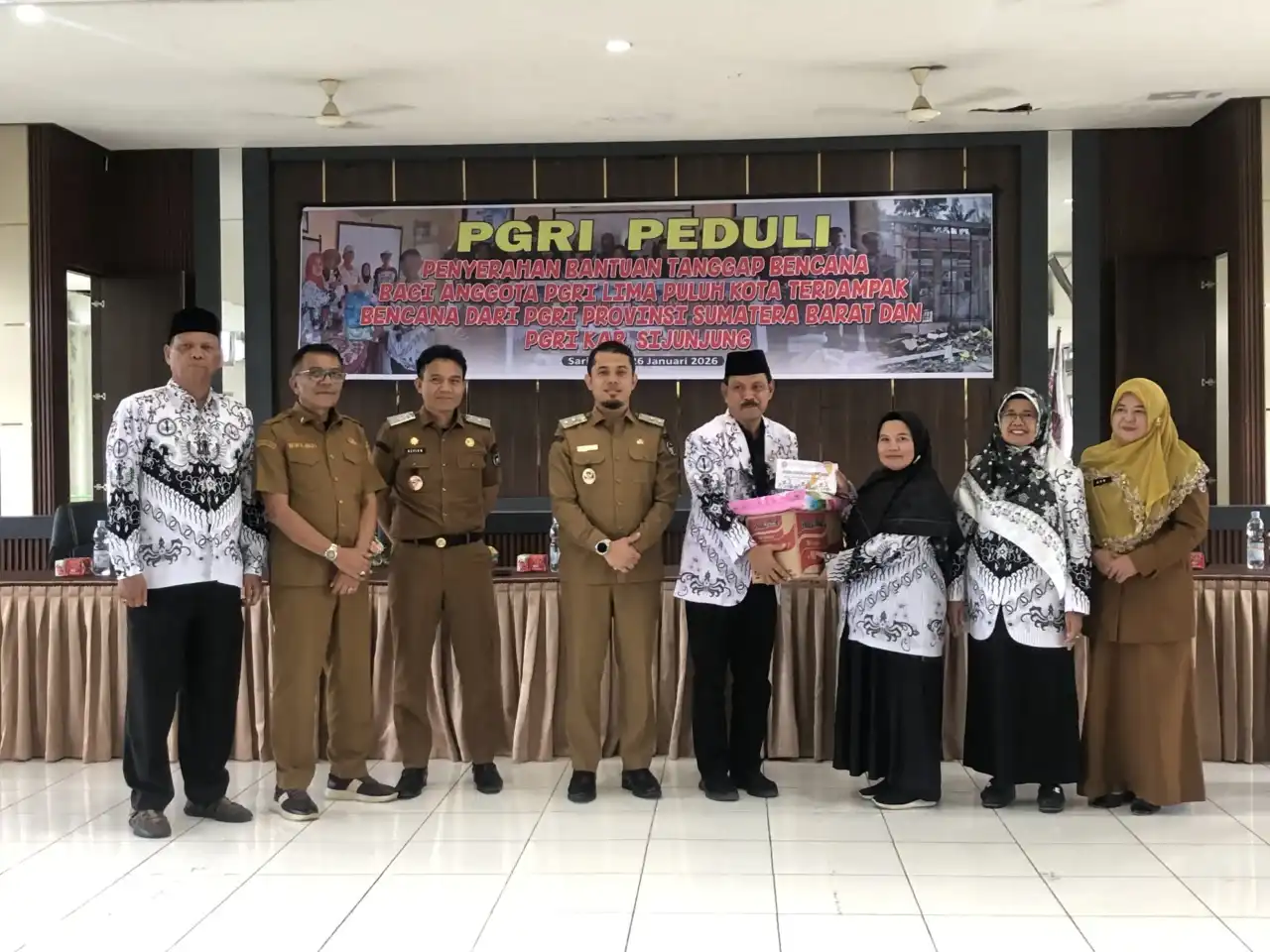 pgri-sijunjung-bantu-13-anggota-pgri-yang-terdampak-bencana-alam-di-limapuluh-kota