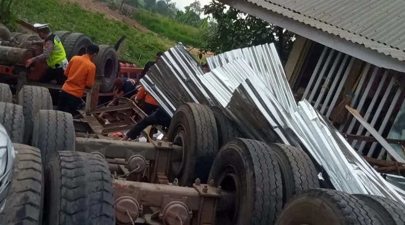 truk-rem-blong-hantam-kendaraan,-dua-tewas-di-panyalaian truk-rem-blong-hantam-kendaraan,-dua-tewas-di-panyalaian