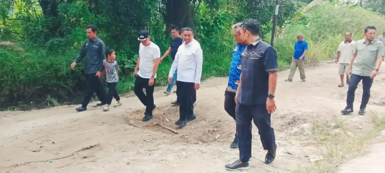 tinjau-jalan-rusak-di-tuah-madani,-wawako-:-secepatnya-akan-kita-bangun tinjau-jalan-rusak-di-tuah-madani,-wawako-:-secepatnya-akan-kita-bangun