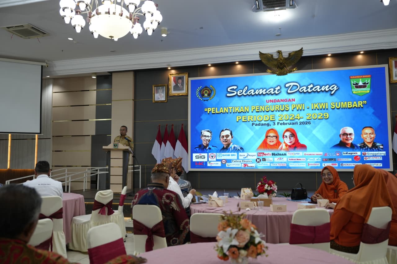 pelantikan-pwi-sumbar,-sekdaprov-arry-yuswandi:-pers-profesional-harus-menjaga-kualitas-informasi-publik pelantikan-pwi-sumbar,-sekdaprov-arry-yuswandi:-pers-profesional-harus-menjaga-kualitas-informasi-publik
