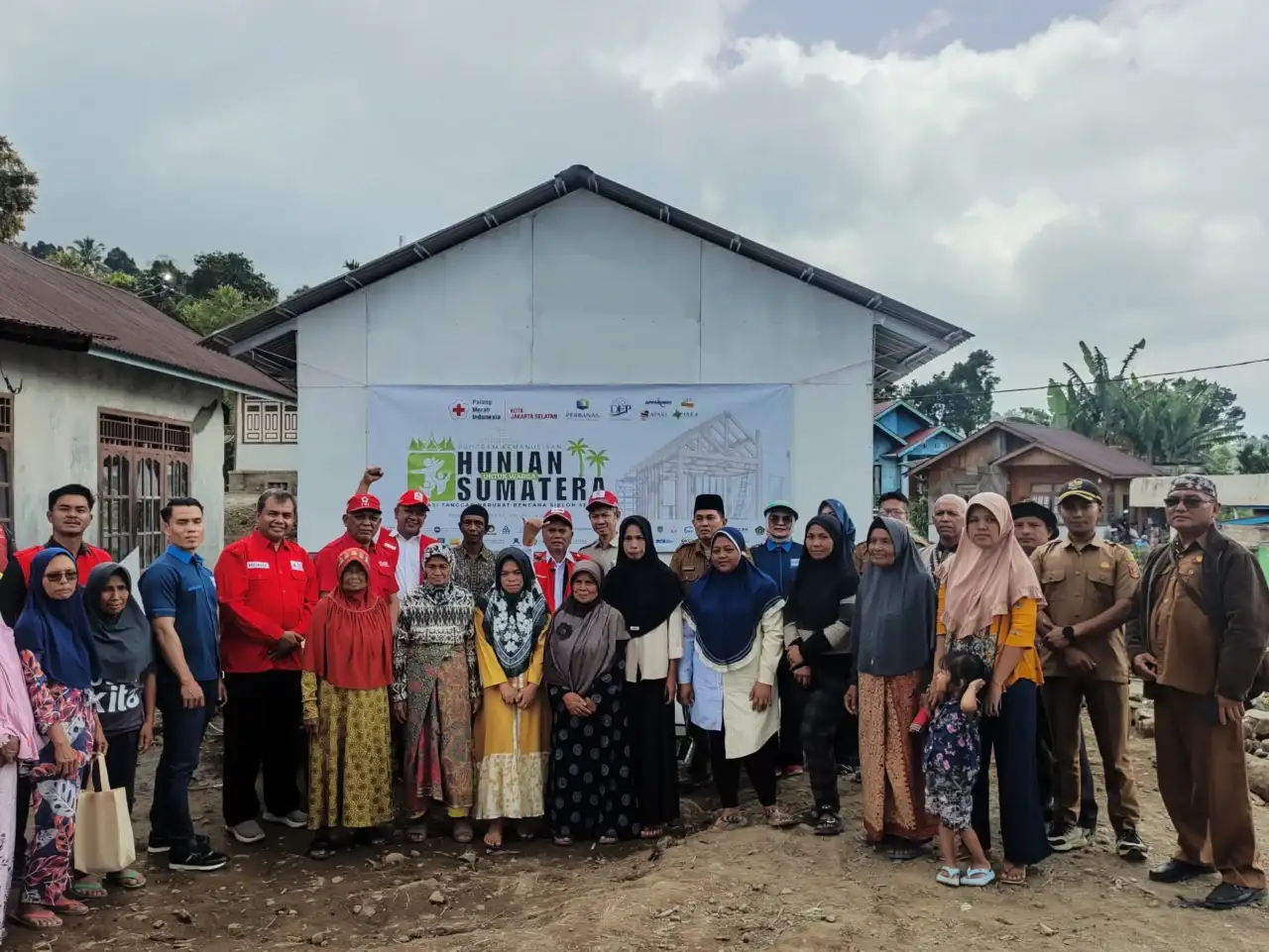 pmi-sumbar-bangun-rumah-tumbuh-untuk-korban-galodo-di-malalak-timur