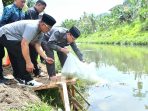wawako-maigus-nasir-lepas-5-ribu-ekor-bibit-nila-di-aliran-sungai-jirak-lubeg