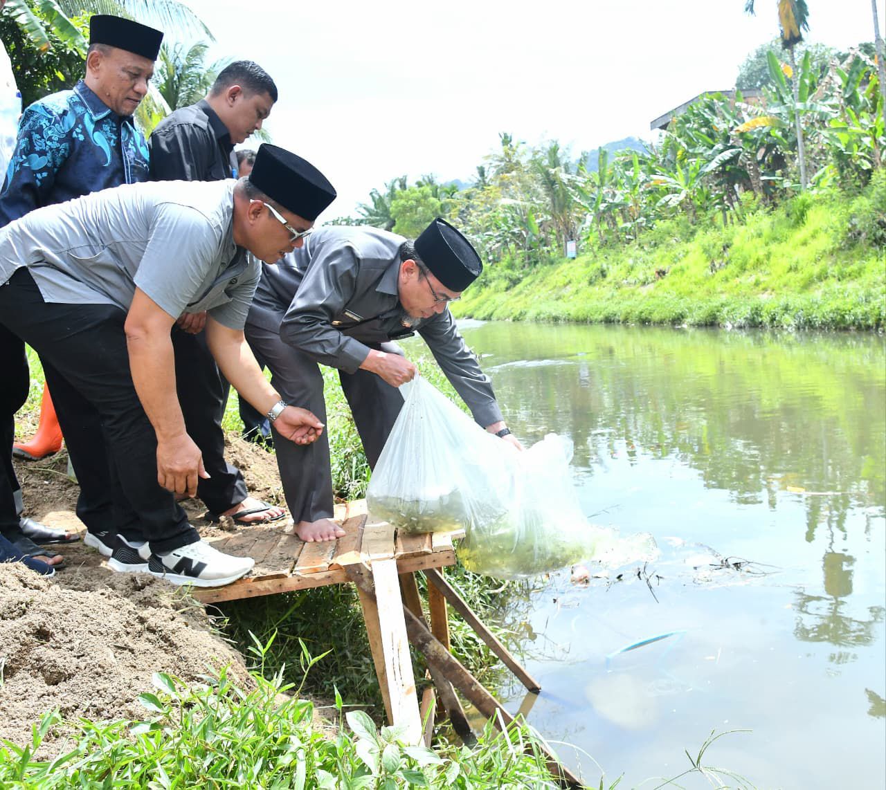 wawako-maigus-nasir-lepas-5-ribu-ekor-bibit-nila-di-aliran-sungai-jirak-lubeg