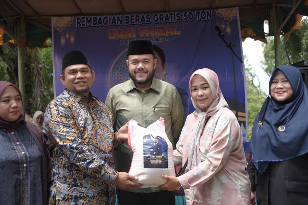 jelang-ramadan,-wako-fadly-amran-serahkan-bantuan-beras-pada-warga-padang