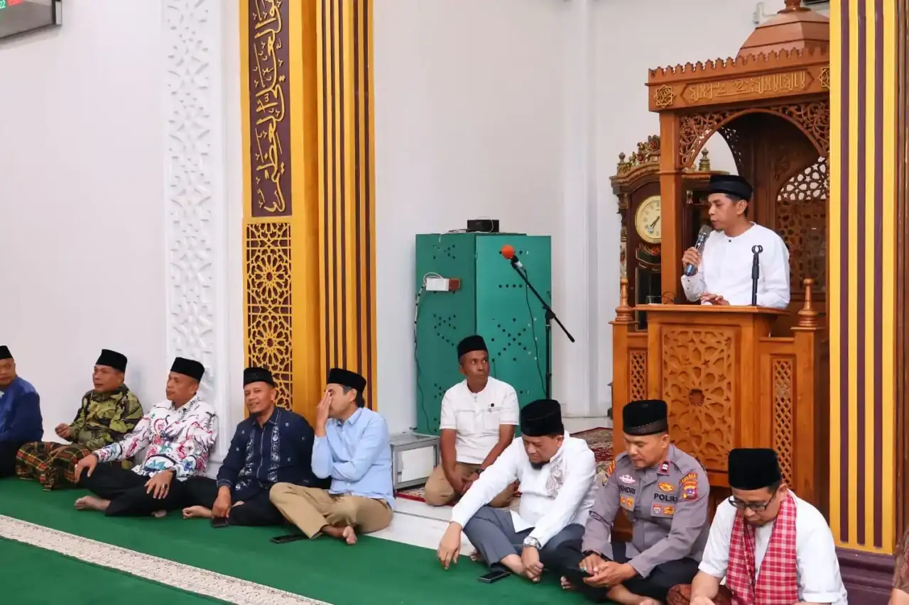 ketua-dprd-wirman-putra-apresiasi-gotong-royong-sambut-ramadhan-1447-hijriah-di-masjid-akbar-aie-tabik