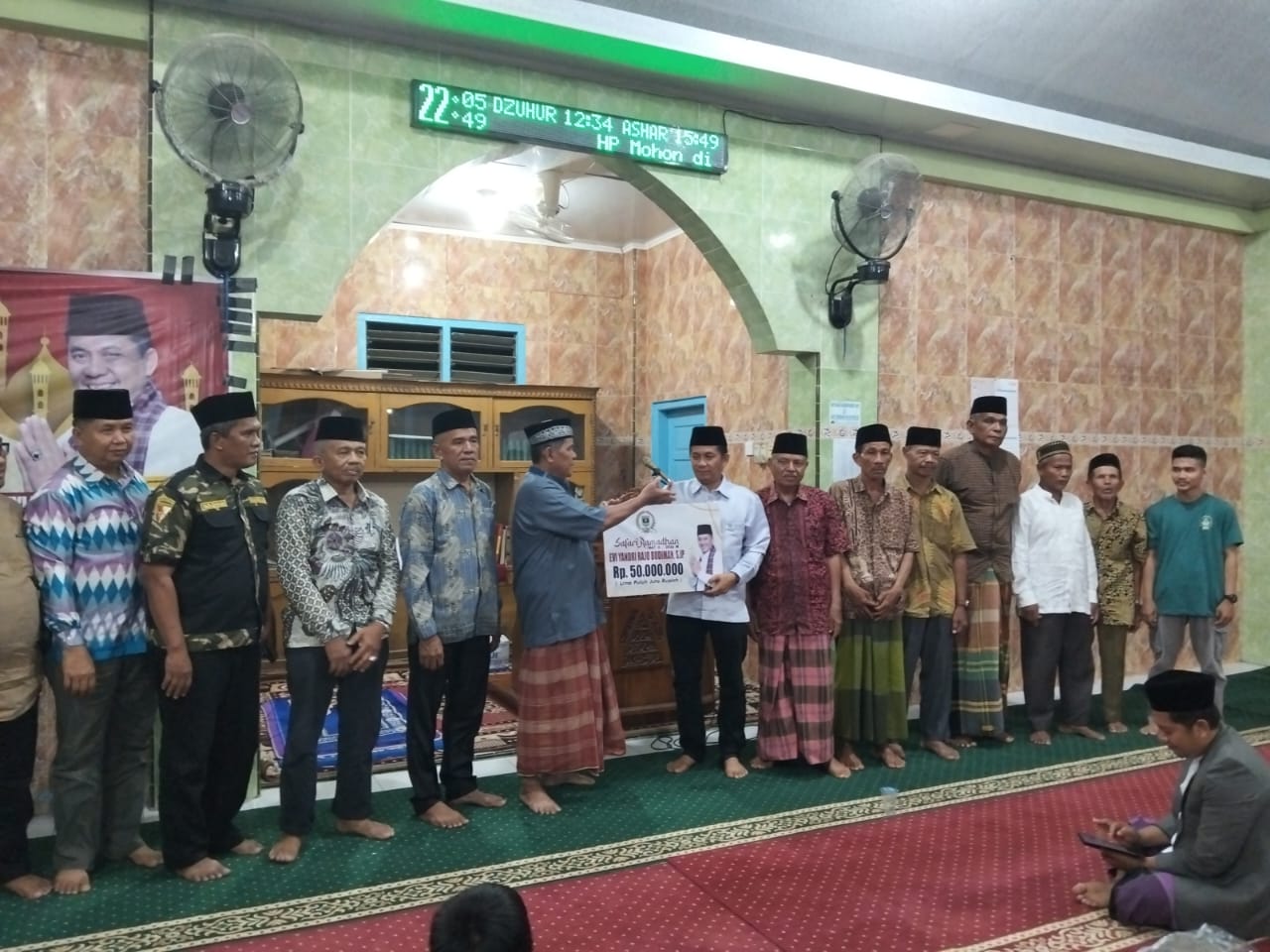 safari-malam-ke-5-ramadan,-evi-yandri-bagikan-mukena-dan-sembako safari-malam-ke-5-ramadan,-evi-yandri-bagikan-mukena-dan-sembako
